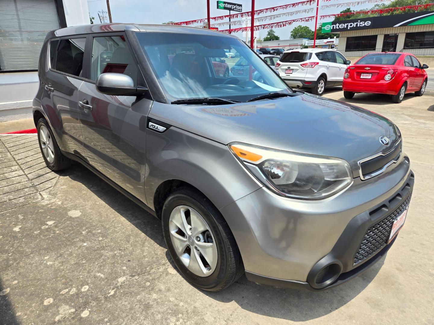 2016 GRAY Kia Soul (KNDJN2A28G7) with an 1.6L I4 F DOHC 16V engine, Automatic transmission, located at 503 West Court, Seguin, TX, 78155, (830) 379-3373, 29.568621, -97.969803 - Photo#1